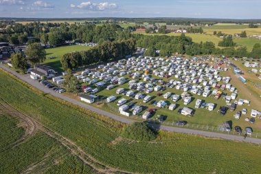 Gezici evlerin, karavanların, kamp kamyonlarının, kamp alanlarının, Avrupa köylerindeki kamp alanlarının insansız hava aracı görüntüsü. Tatiller, yaz tatilleri..