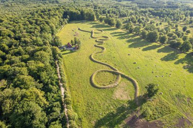 Alışılmadık sanat kurulumu 11 Dakika Çizgisi, saha çizgileri, dokular