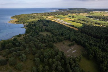 Güzel bir deniz manzarası, vahşi doğa, bir sürü taş, ağaç ve çimen. Vahşi doğası olan küçük bir ada. Vahşi sahil, çayır. 
