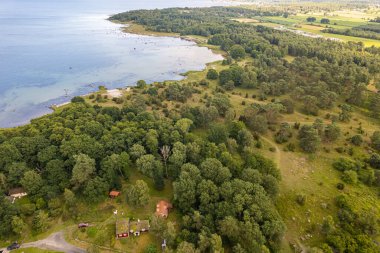 Güzel bir deniz manzarası, vahşi doğa, bir sürü taş, ağaç ve çimen. Vahşi doğası olan küçük bir ada. Vahşi sahil, çayır. 