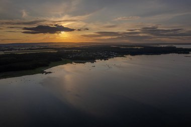 Sıcak, muhteşem bir gün batımının havadan görünüşü, deniz manzarası. 