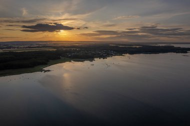 Sıcak, muhteşem bir gün batımının havadan görünüşü, deniz manzarası. 