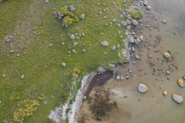 Güzel bir deniz manzarası, vahşi doğa, bir sürü taş, ağaç ve çimen. Vahşi doğası olan küçük bir ada. Vahşi sahil, çayır. 