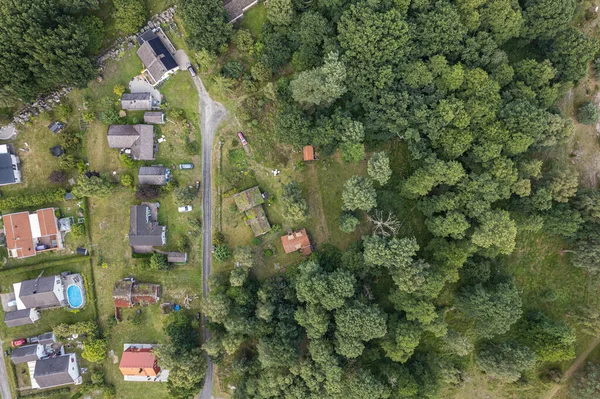 Вид Воздуха Европейскую Деревню Частными Домами Окружении Деревьев Леса Недвижимость — стоковое фото