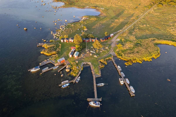 Widok Lotu Ptaka Małe Miejsce Cumowania Szwedzkiej Wiosce Podczas Zachodu — Zdjęcie stockowe