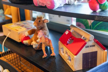 İsveç, Malmö 8 Temmuz 2023: İkinci el dükkanında farklı oyuncaklar satılıyor. Garaj satışı.