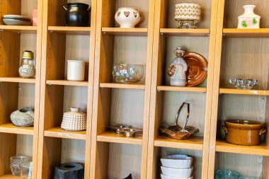 İsveç, Malmö 8 Temmuz 2023: Porselen, bijouterie, mücevher gibi alışılmadık pek çok güzel şeye sahip Avrupa yapımı ikinci el. Bit pazarı, garaj satışı..