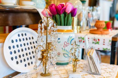 İsveç, Malmö 8 Temmuz 2023: Porselen, bijouterie, mücevher gibi alışılmadık pek çok güzel şeye sahip Avrupa yapımı ikinci el. Bit pazarı, garaj satışı..