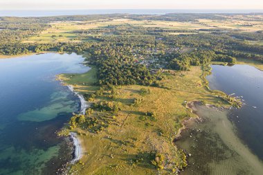 Deniz manzarası, deniz manzarası, deniz manzarası. Vahşi doğa ve su. Taşlar, çimenler ve su. Dokunulmamış doğa. Ulusal doğa rezervi, ulusal park.