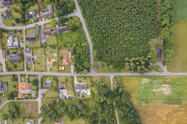 Avrupa, İsveç 'teki tipik özel evlerin hava görüntüsü. Gayrimenkul, yukarıdan manzara.