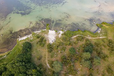 Deniz manzarası, deniz manzarası, deniz manzarası. Vahşi doğa ve su. Taşlar, çimenler ve su. Dokunulmamış doğa. Ulusal doğa rezervi, ulusal park.