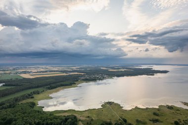 Deniz manzarası, fırtınalı havalarda deniz manzarası. Avrupa köyü, büyük tarlalar. 