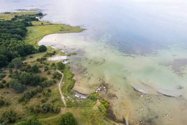 Deniz manzarası, deniz manzarası, deniz manzarası. Vahşi doğa ve su. Taşlar, çimenler ve su. Dokunulmamış doğa. Ulusal doğa rezervi, ulusal park.