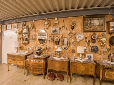 İsveç, Malmö 11 Şubat 2016: Porselen, bijouterie, kuyumcu, sofra takımı, sofra takımı, mobilya gibi pek çok sıradışı eşyaya sahip Avrupa mahsulü ikinci el. Eski, eski, kullanılmış şeyler.