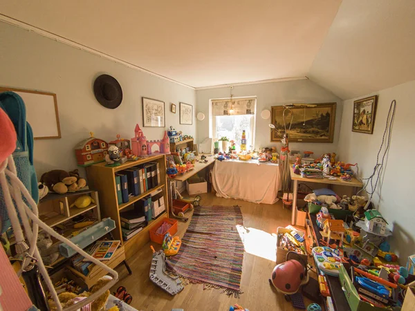2016年2月25日 スウェーデン クニンスク 遊び場 ゲーム室 子供の部屋 子供の部屋は 異なるおもちゃでいっぱいです おもちゃのセカンドハンド ロイヤリティフリーのストック写真