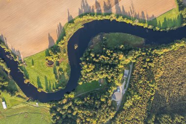 Yılan deresi, yılan nehri, kıvrımlı nehir, orman ve tarım alanlarının güzel hava manzarası