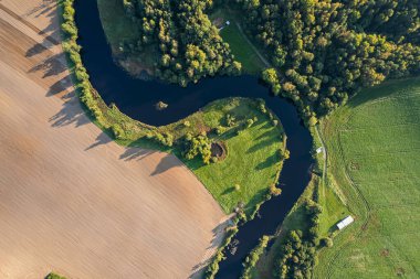 Yılan deresi, yılan nehri, kıvrımlı nehir, orman ve tarım alanlarının güzel hava manzarası