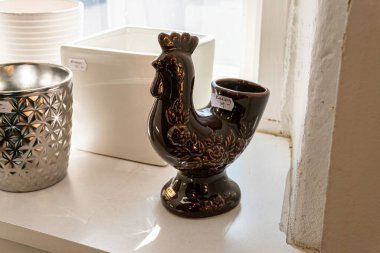 İsveç, Malmö 5 Mart 2023: Birçok güzel ve antika şey, tencere ve diğer dekorasyonlarla ikinci el