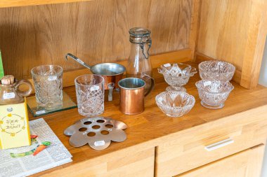 İsveç, Malmö 5 Mart 2023: Birçok güzel ve antika şey, tencere ve diğer dekorasyonlarla ikinci el