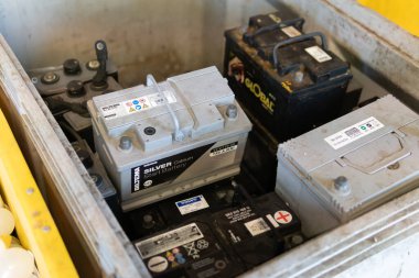 İsveç, Malmö 13 Mart 2022: İsveç 'te geri dönüşüm merkezi. Çöp konteynırında bir sürü kullanılmış akü var..