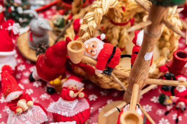 İsveç, Malmö 11 Kasım 2023: Güzel el yapımı Noel ve yeni yıl süslemeleri. Eski süsler, ikinci el süsler. Noel Baba, kışın sembolleri..