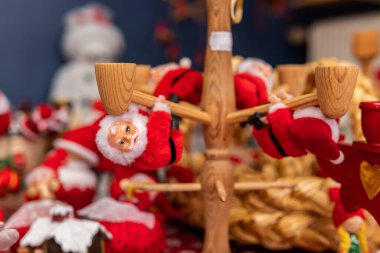 İsveç, Malmö 11 Kasım 2023: Güzel el yapımı Noel ve yeni yıl süslemeleri. Eski süsler, ikinci el süsler. Noel Baba, kışın sembolleri..