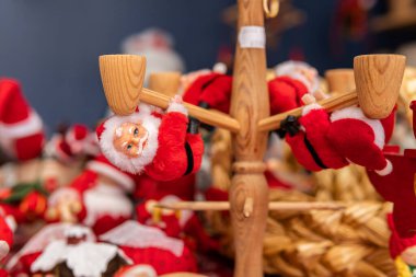 İsveç, Malmö 11 Kasım 2023: Güzel el yapımı Noel ve yeni yıl süslemeleri. Eski süsler, ikinci el süsler. Noel Baba, kışın sembolleri..