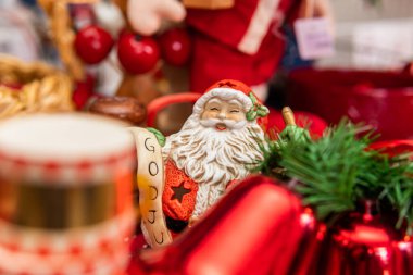 İsveç, Malmö 11 Kasım 2023: Güzel el yapımı Noel ve yeni yıl süslemeleri. Eski süsler, ikinci el süsler. Noel Baba, kışın sembolleri..