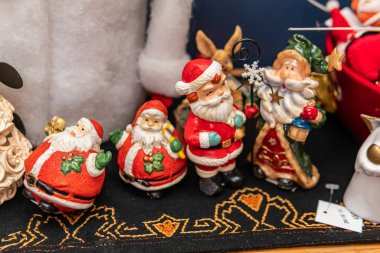 İsveç, Malmö 11 Kasım 2023: Güzel el yapımı Noel ve yeni yıl süslemeleri. Eski süsler, ikinci el süsler. Noel Baba, kışın sembolleri..