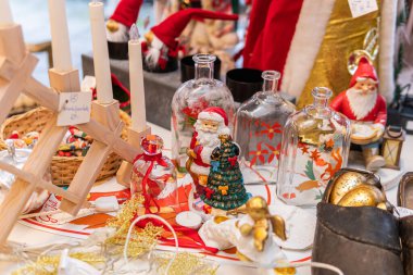 İsveç, Malmö 11 Kasım 2023: Güzel el yapımı Noel ve yeni yıl süslemeleri. Eski süsler, ikinci el süsler. Noel Baba, kışın sembolleri..
