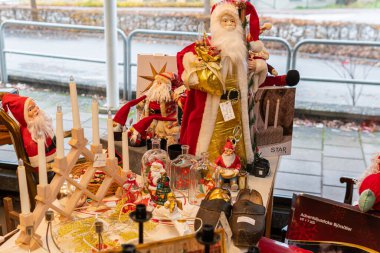 İsveç, Malmö 11 Kasım 2023: Güzel el yapımı Noel ve yeni yıl süslemeleri. Eski süsler, ikinci el süsler. Noel Baba, kışın sembolleri..