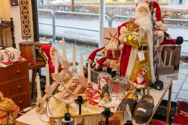 İsveç, Malmö 11 Kasım 2023: Güzel el yapımı Noel ve yeni yıl süslemeleri. Eski süsler, ikinci el süsler. Noel Baba, kışın sembolleri..