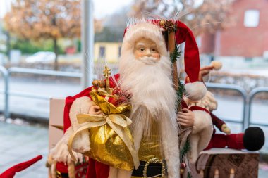 İsveç, Malmö 11 Kasım 2023: Güzel el yapımı Noel ve yeni yıl süslemeleri. Eski süsler, ikinci el süsler. Noel Baba, kışın sembolleri..