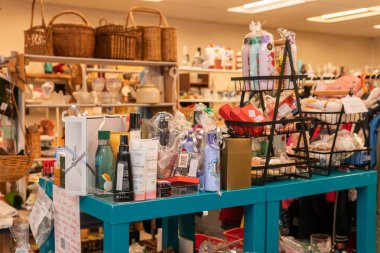 İsveç, Malmö 11 Kasım 2023: Her şeyin olduğu bir depo, içinde depolanan her şey, evrensel mağaza, raflarda bir sürü farklı ürün