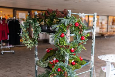 İsveç, Malmö 11 Kasım 2023: Güzel el yapımı Noel ve yeni yıl süslemeleri. Eski süsler, ikinci el süsler. Noel Baba, kışın sembolleri..