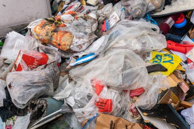 İsveç, Malmö 13 Mart 2022: Birçok farklı çöp, enkaz, atık tasnif ve geri dönüşüm istasyonunda çöpler.