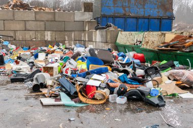 İsveç, Malmö 13 Mart 2022: Birçok farklı çöp, enkaz, atık tasnif ve geri dönüşüm istasyonunda çöpler.