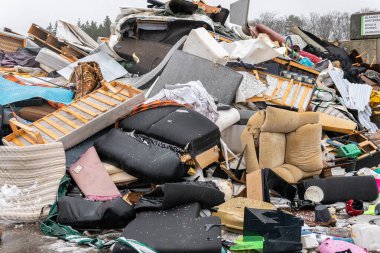 İsveç, Malmö 13 Mart 2022: Birçok farklı çöp, enkaz, atık tasnif ve geri dönüşüm istasyonunda çöpler.