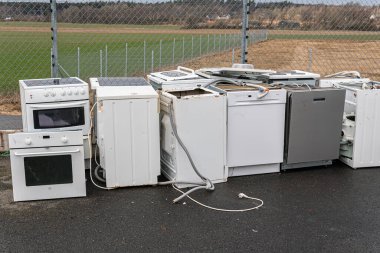 İsveç, Malmö 14 Mart 2023: Buzdolapları, mikrodalgalar, çamaşır makineleri, havalandırmalar gibi kullanılmış ve bozuk ev aletleri atık istasyonuna atıldı. Çöp tasnif istasyonu.