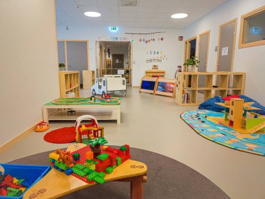 İsveç, Stockholm 7 Aralık 2023: Küçük çocuklar için şık ve rahat bir Avrupa anaokulu, sınıf. Oyun odası, oyun odası, oyun odası..