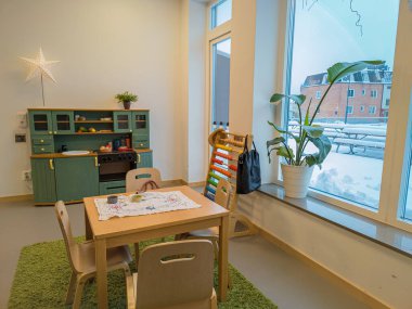 İsveç, Stockholm 7 Aralık 2023: Küçük çocuklar için şık ve rahat bir Avrupa anaokulu, sınıf. Oyun odası, oyun odası, oyun odası..