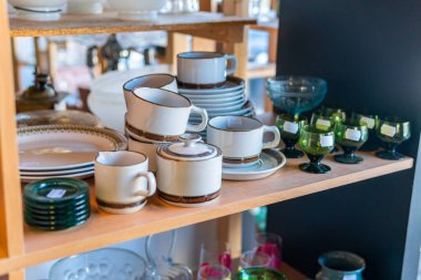 İsveç, Stockholm 1 Nisan 2023: İkinci el mağazasında birçok farklı ev ve eski eşya var. İskandinav ülkelerindeki tipik kullanılmış şeyler dükkânı..