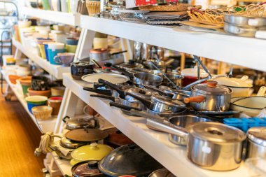 İsveç, Stockholm 1 Nisan 2023: İkinci el mağazasında birçok farklı ev ve eski eşya var. İskandinav ülkelerindeki tipik kullanılmış şeyler dükkânı..