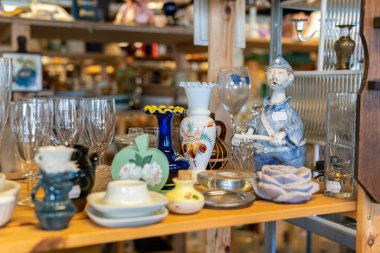 İsveç, Stockholm 1 Nisan 2023: İkinci el mağazasında birçok farklı ev ve eski eşya var. İskandinav ülkelerindeki tipik kullanılmış şeyler dükkânı..