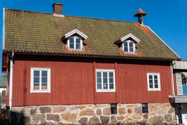 İsveç, Lonsboda 4 Nisan 2023: İsveç 'te geleneksel eski kırmızı renkli ahşap ev. İskandinav manzarası. 