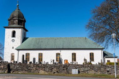 İsveç, Lonsboda 4 Nisan 2023: İsveç 'teki tipik eski İskandinav kilisesi