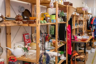 İsveç, Malmö 1 Nisan 2023: Bir ikinci el mağazasında bir sürü farklı ev ve eski eşya. İskandinav ülkelerindeki tipik kullanılmış eşyalar ve nadir bulunan şeyler dükkânı. Bit pazarı. 