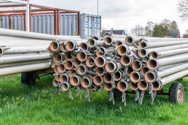 Bir sürü düz metal boru, karavana yüklenmiş borular.