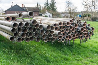 Bir sürü düz metal boru, karavana yüklenmiş borular.