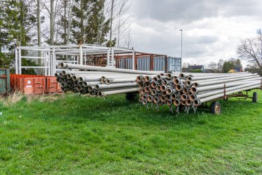Bir sürü düz metal boru, karavana yüklenmiş borular.